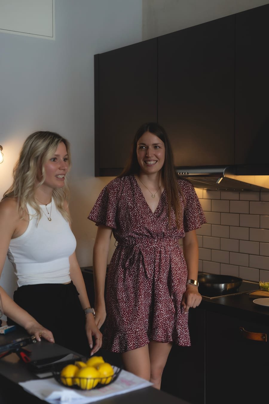 Franzi und Laura in der Küche beim Dreh des Tricky Tipps