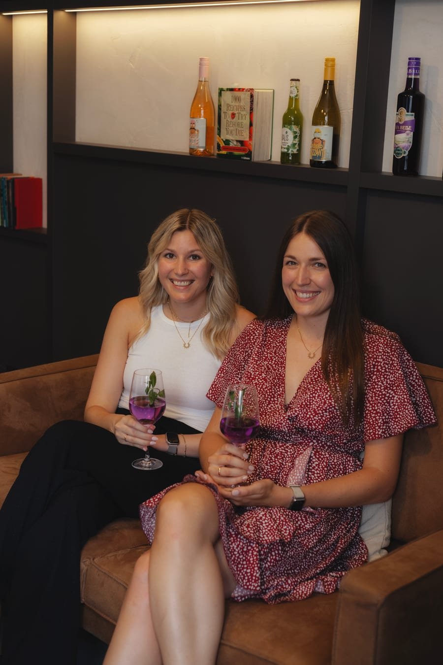 Franzi und Laura auf dem Sofa im Studio
